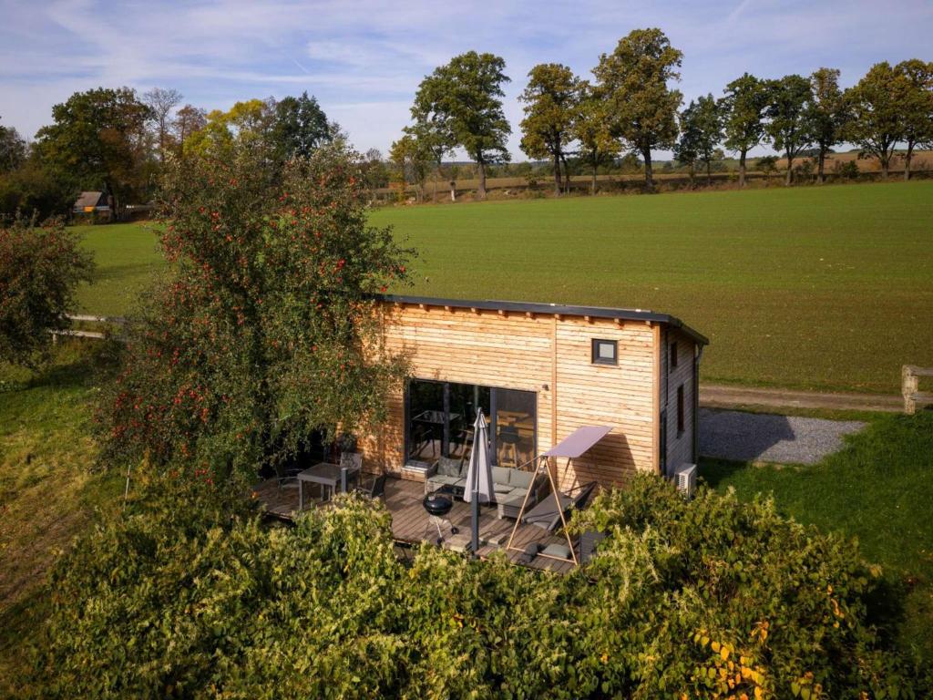 an aerial view of a tiny house in a field at Gemütliches Tiny House zwischen zwei Naturteichen - Kamin, Terrasse & Natur pur in Lauterbach