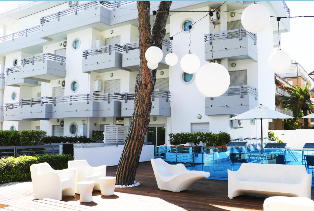 a view of the hotel from the pool at Residence Dolce Vita in San Benedetto del Tronto