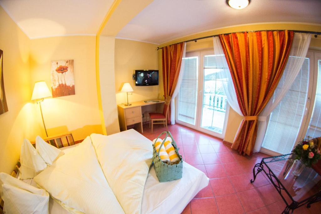 TV a/nebo společenská místnost v ubytování Seehotel Steiner