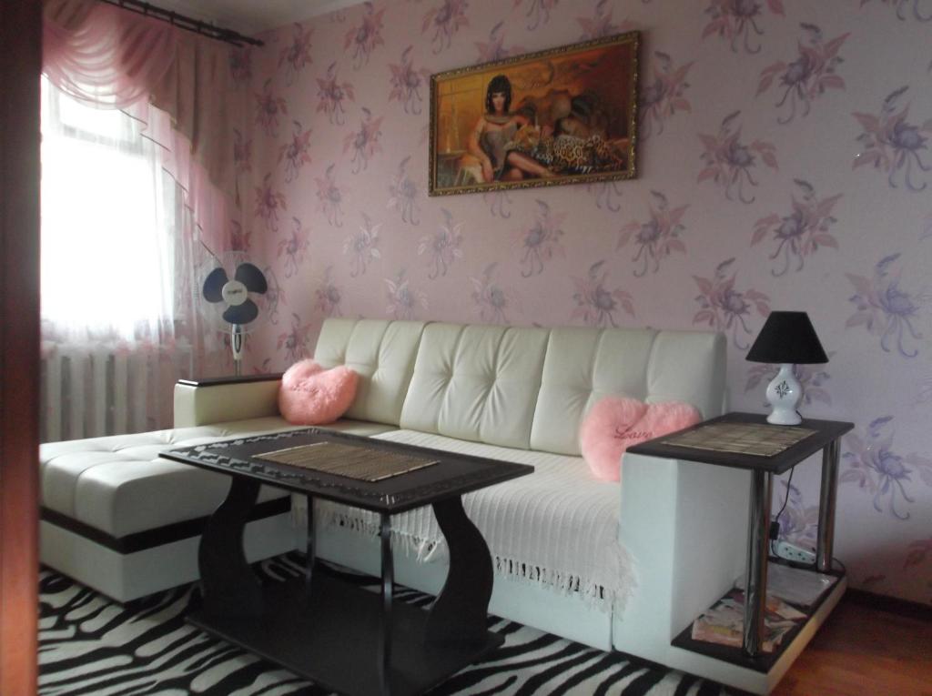 リペツクにあるApartment on prospekt Pobedy 12のリビングルーム(白いソファ、テーブル付)