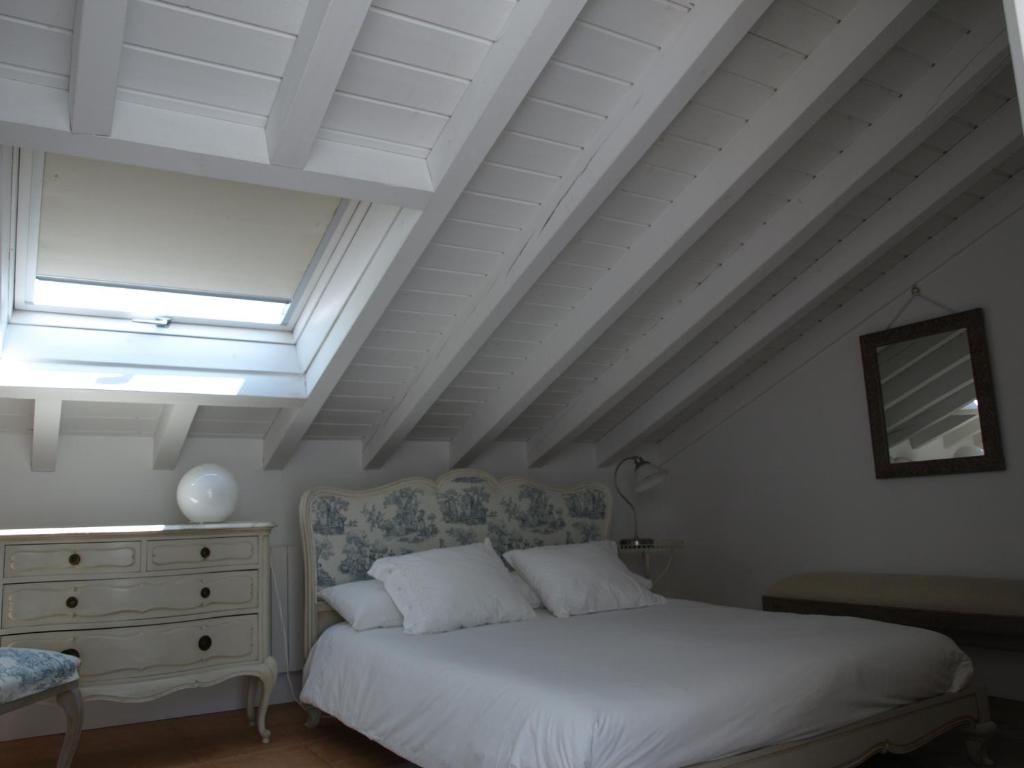 a bedroom with a white bed and a window at Posada La Panaderia De Castañeda in Villabáñez