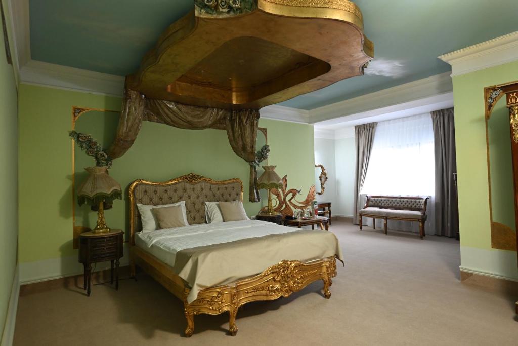 a bedroom with a large bed with a canopy at Pensiunea Paradis in Râmnicu Vâlcea