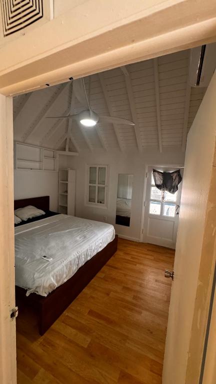a bedroom with a bed and a wooden floor at Chill room front sea in Philipsburg