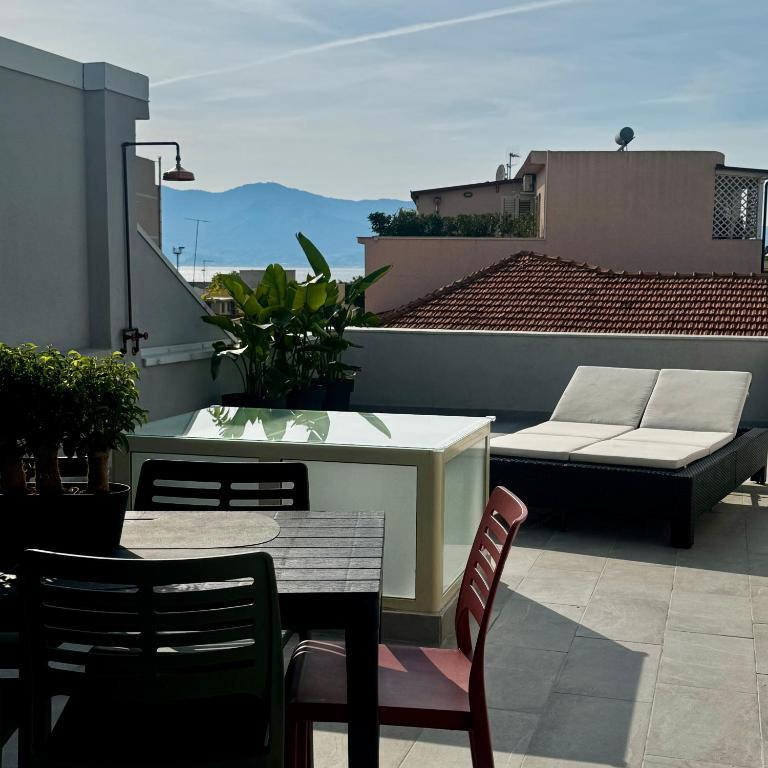 a patio with a table and chairs on a roof at TERA house&rooms in Reggio di Calabria