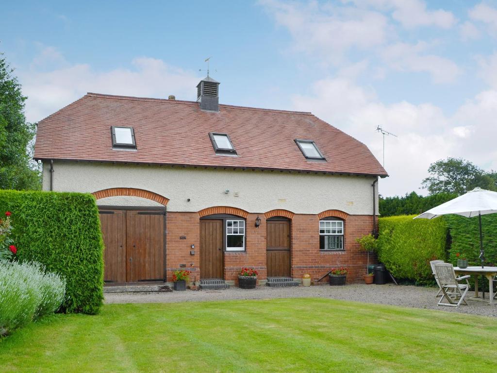 a house with a garden and a lawn at The Stables in Eardisland