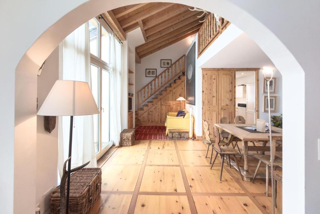 an archway in a living room with a dining room table at Residenza Alpenrose 61 in Sils Maria