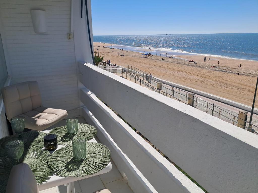 a balcony with a view of the beach at Apartahotel Estudio 221 in Matalascañas