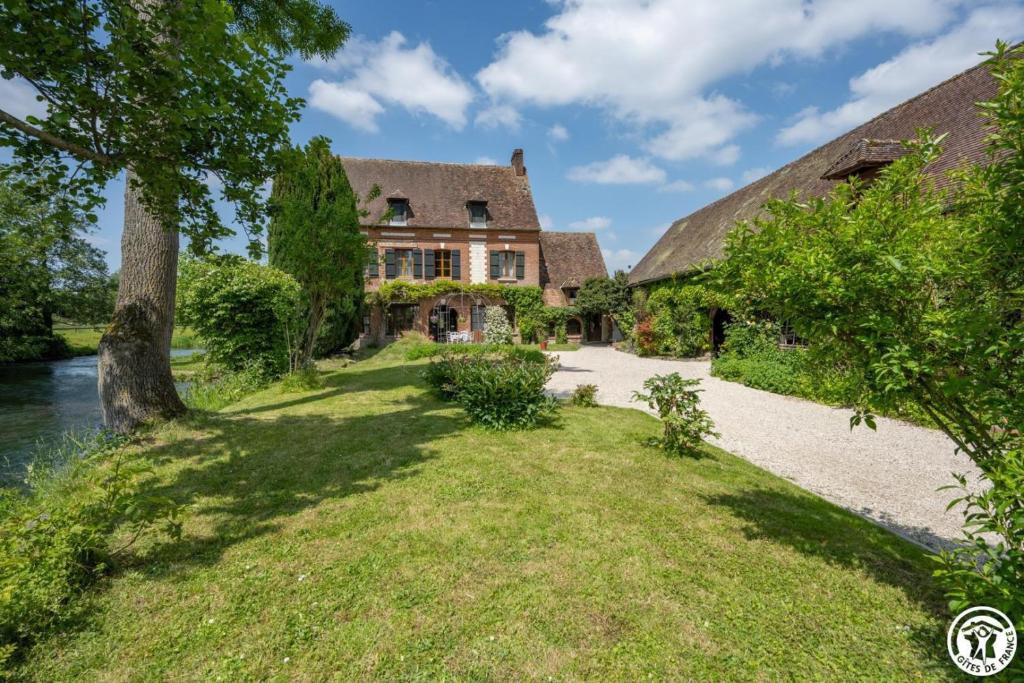 an estate with a house and a river at Le cadre in Bonnières