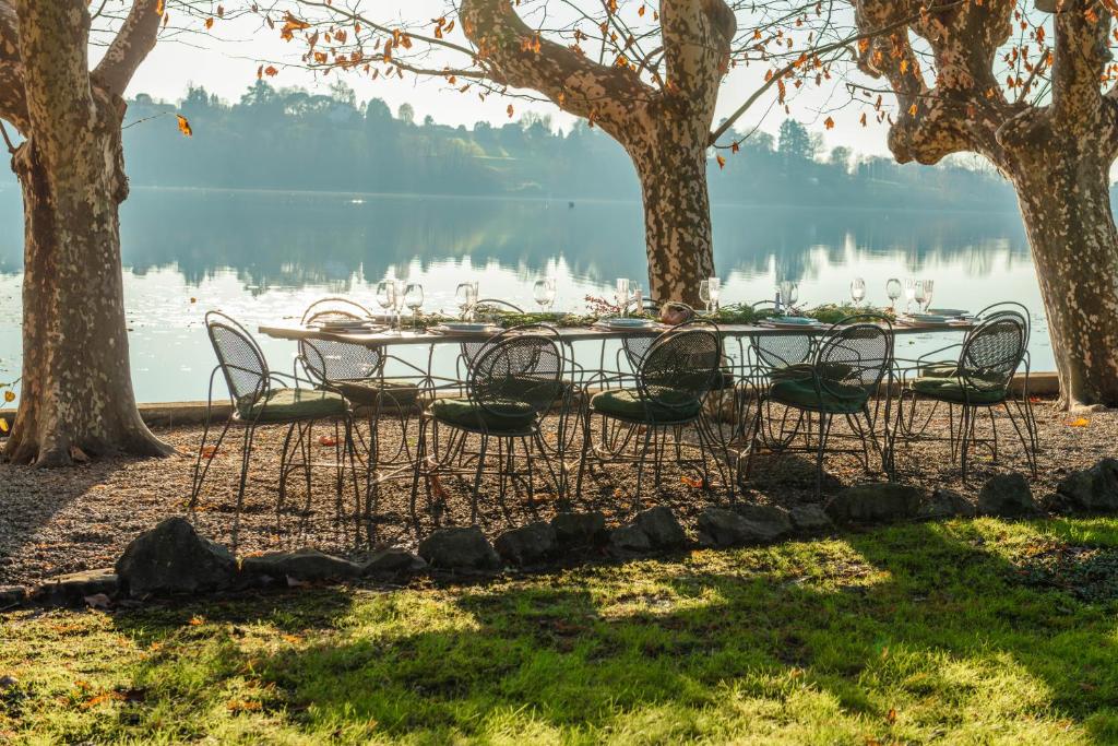 a table with chairs and a view of a lake at Villa Evelina in Travedona