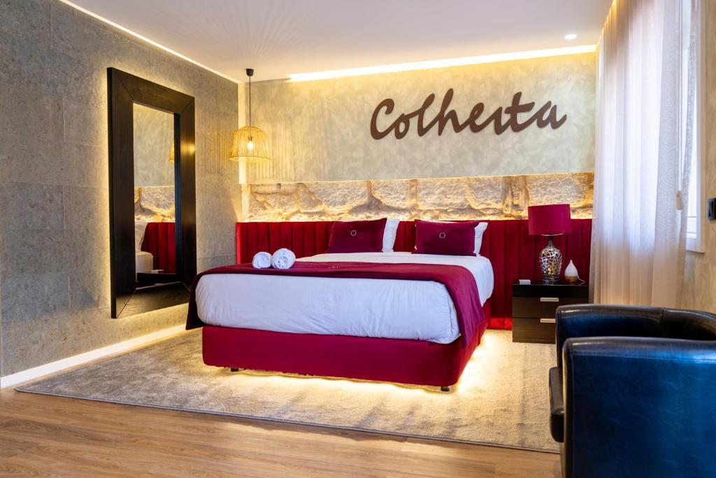 a bedroom with a bed with a sign that reads chicago at Lounge Inn Guest House in Porto