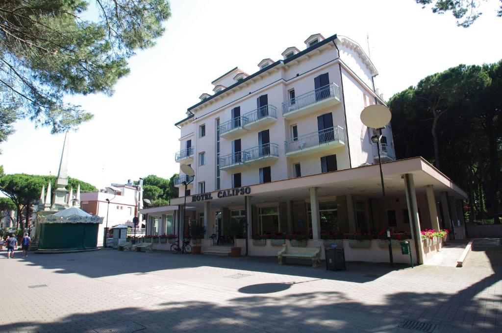 un gran edificio blanco al lado de una calle en Hotel Calipso, en Lido degli Estensi