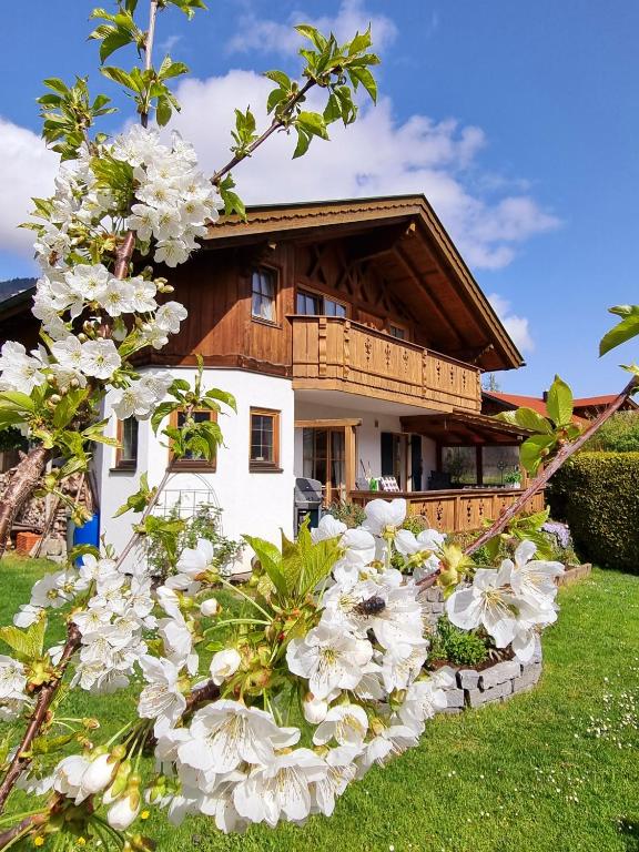 a house with white flowers in front of it at Ferienwohnung Gipfelblick in Oberau