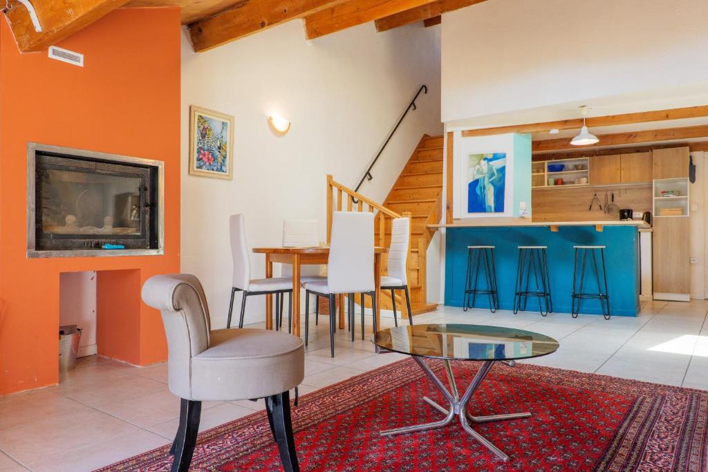 a living room with a table and a dining room at Élégant T3 Terrasse & Wifi in Vals-les-Bains