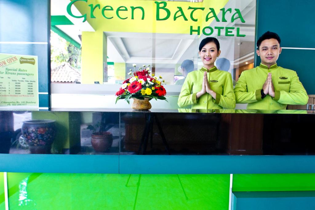 Členové personálu v ubytování Green Batara Hotel
