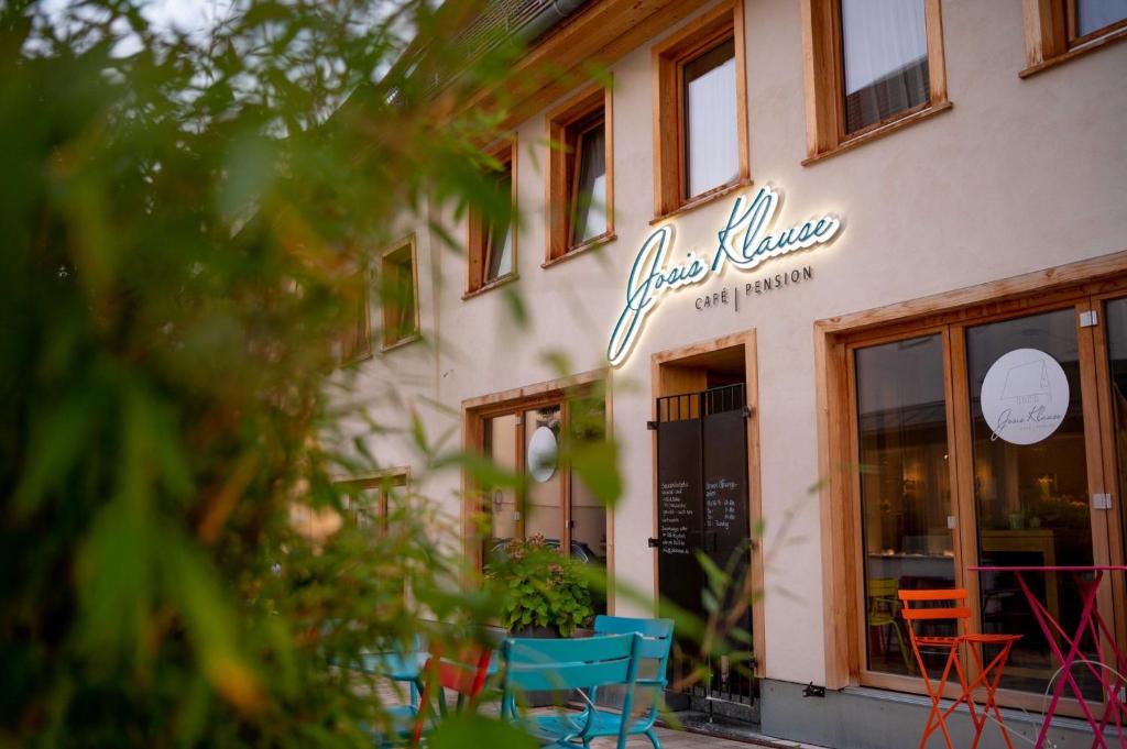 a restaurant with chairs in front of a building at Josis Klause Café I Pension in Albstadt