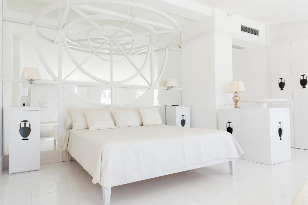 A bed or beds in a room at Donnarumma Hotel