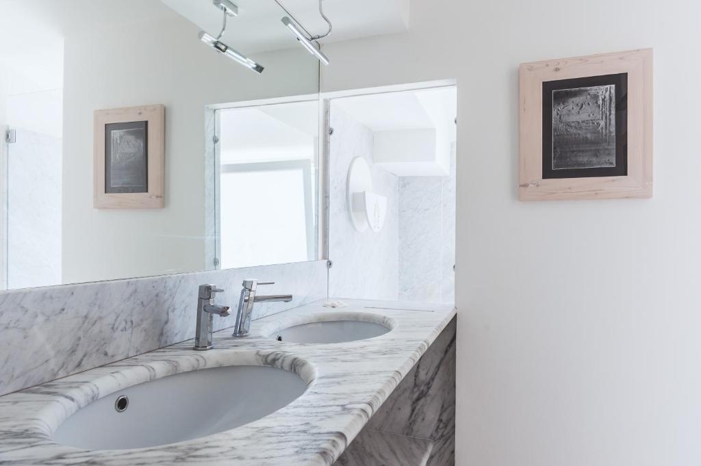 A bathroom at Donnarumma Hotel
