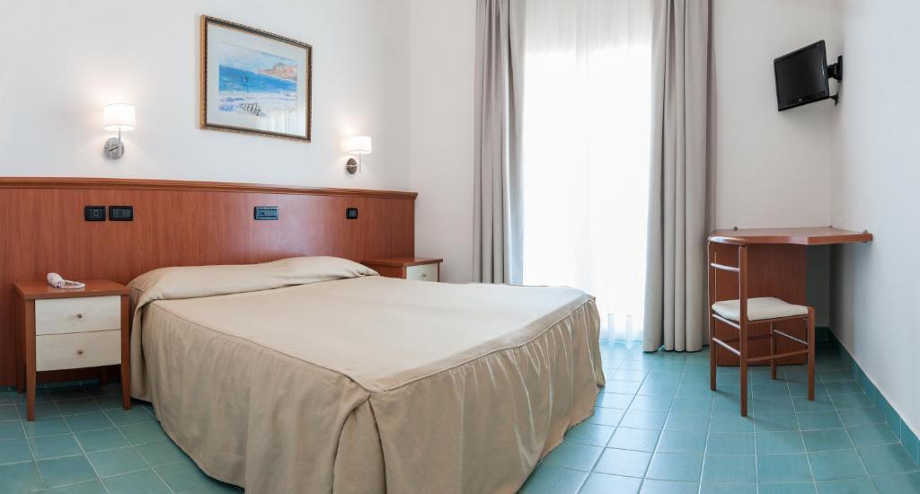 A bed or beds in a room at Donnarumma Hotel