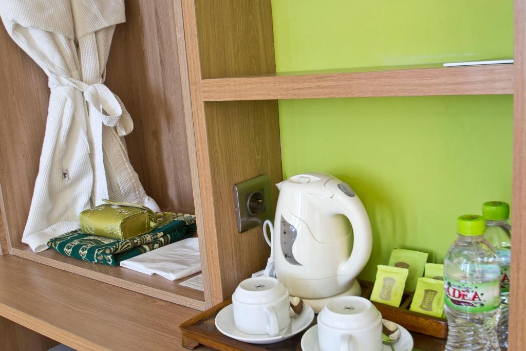 Příslušenství pro přípravu čaje a kávy v ubytování Green Batara Hotel