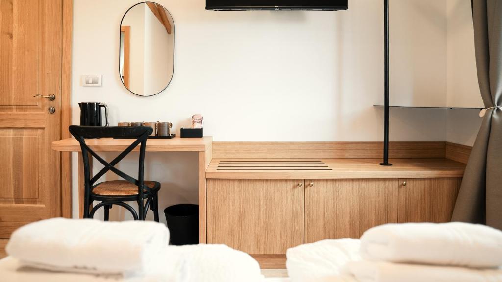 a room with a desk and a mirror at Hiša 88 in Dutovlje