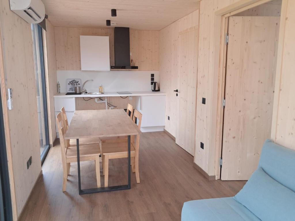 a kitchen and dining room with a table and chairs at écolodge Calendula in Leimbach