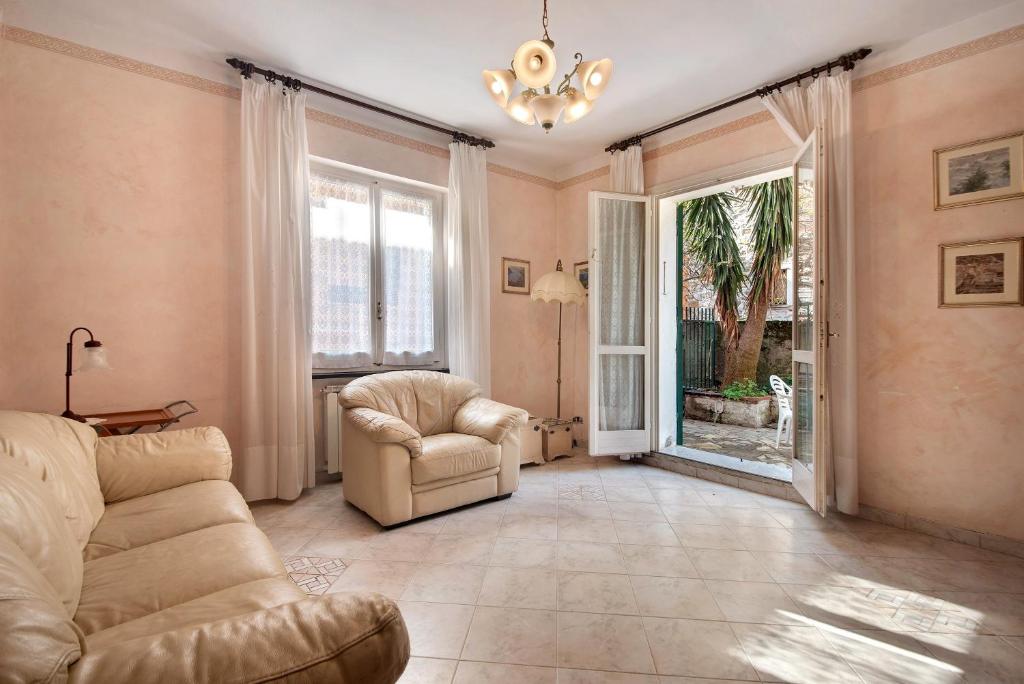 a living room with a couch and a chair at Via Daneri 2 con giardino in Bonassola