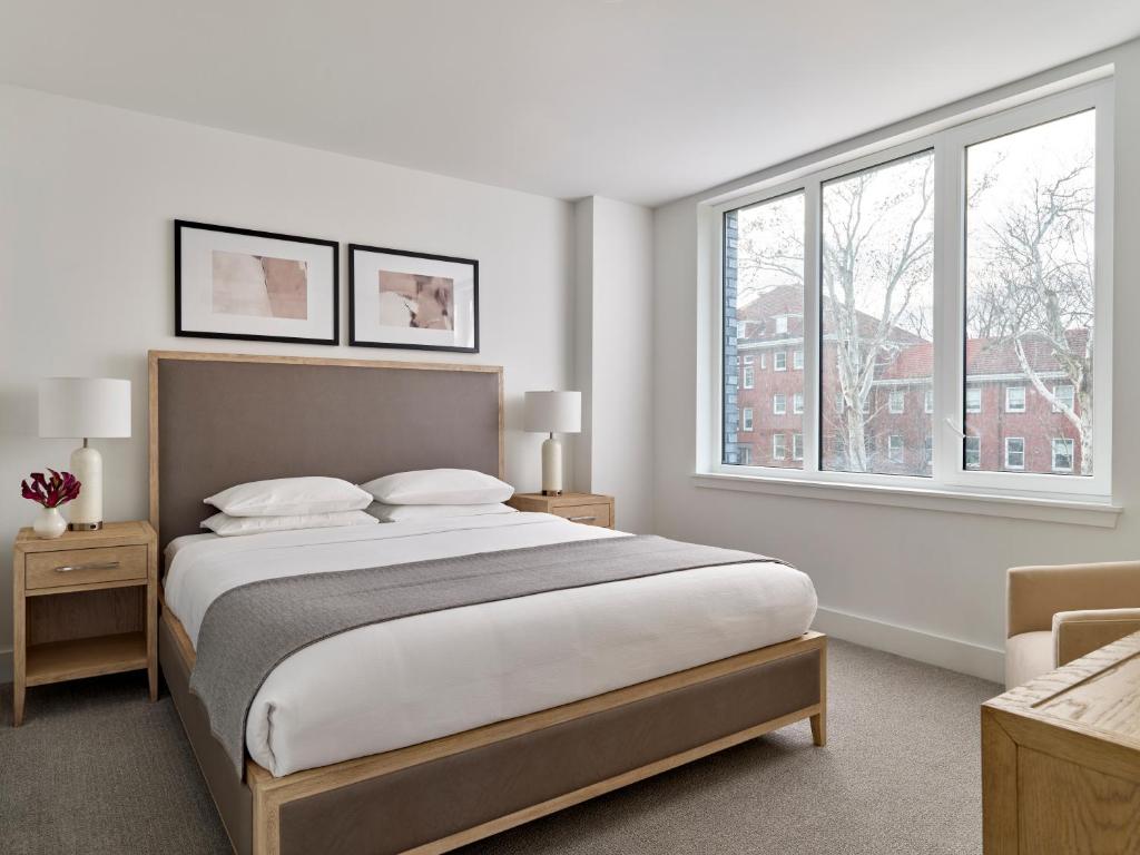 ein Schlafzimmer mit einem großen Bett und einem Fenster in der Unterkunft AVE Normandy - Extended Stay Furnished Apartment in Philadelphia