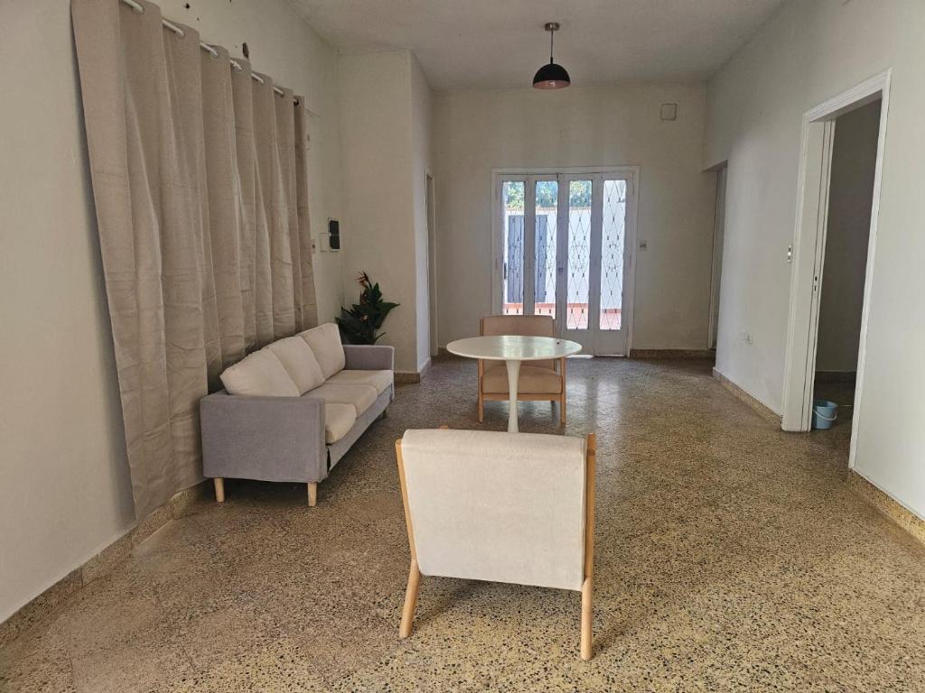 a living room with a couch and a table at Amplio alojamiento en el centro de Asunción in Asunción