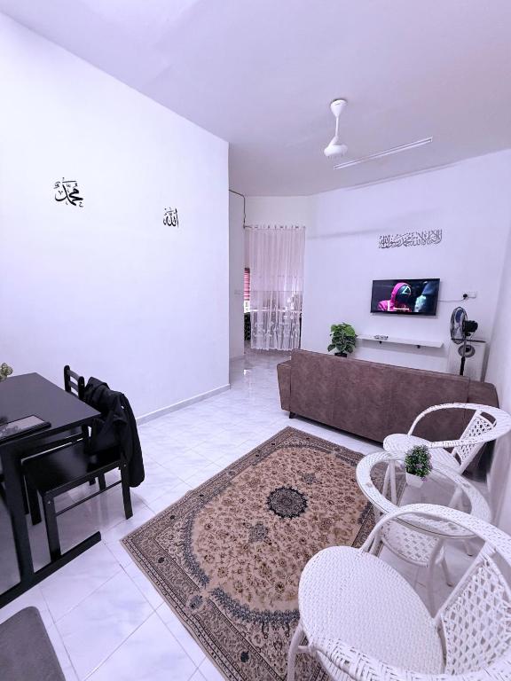 a living room with a couch and a piano at De Bunga Homestay in Parit Raja