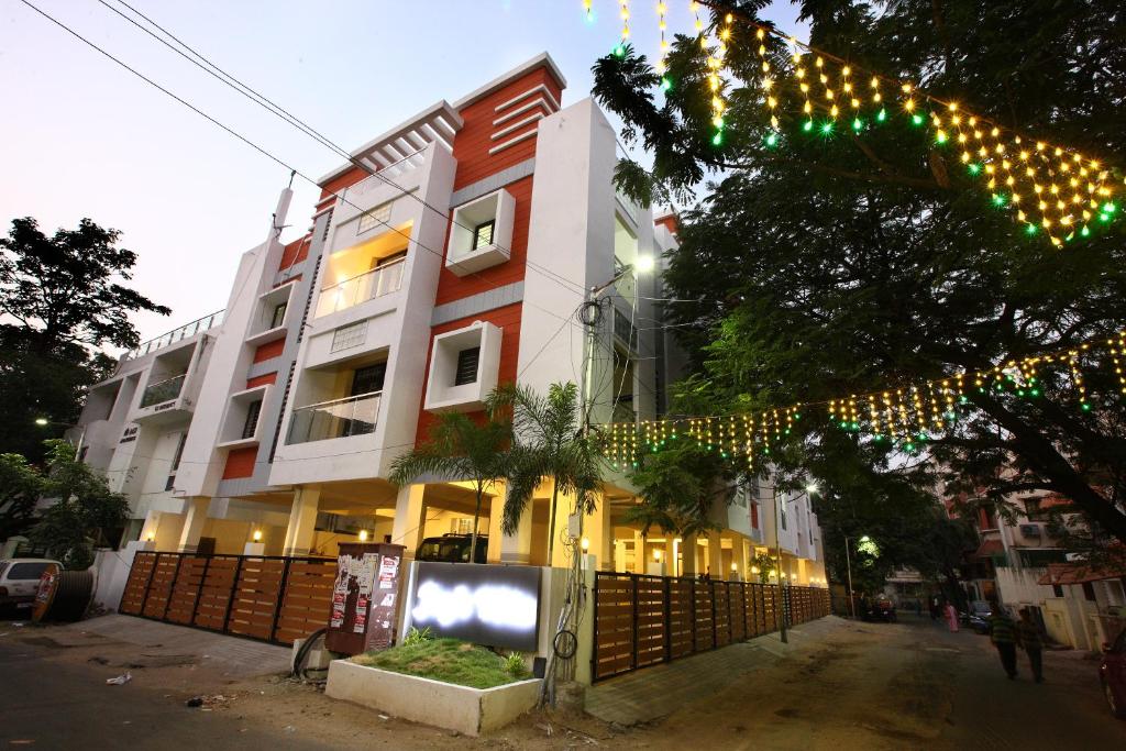 Um edifício com luzes de Natal à frente. em Sreedevi Residency em Chennai