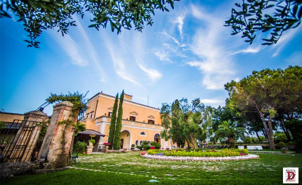 Κήπος έξω από το Relais Reggia Domizia