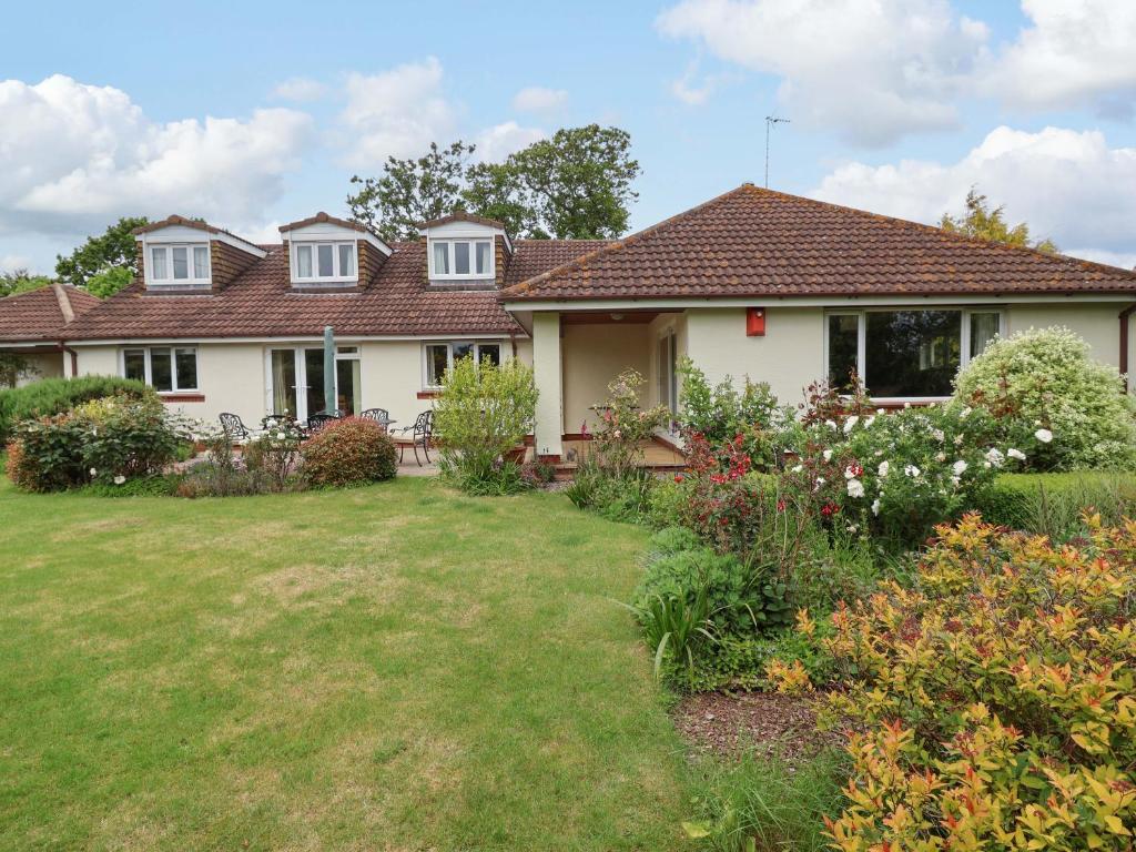 a house with a garden in front of it at Meadowcroft in Watchet