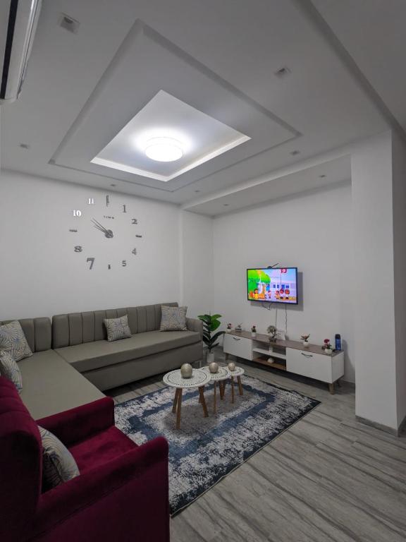 a living room with a couch and a tv at MahdiaRafeha in Mahdia