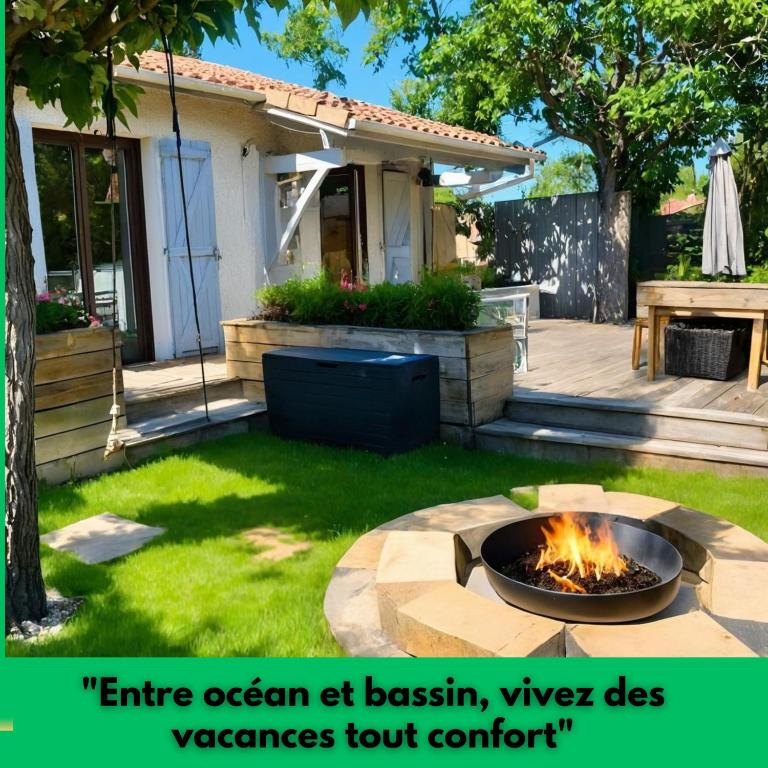 an image of a backyard with a fire pit at Le COCON DU BASSIN in Arès