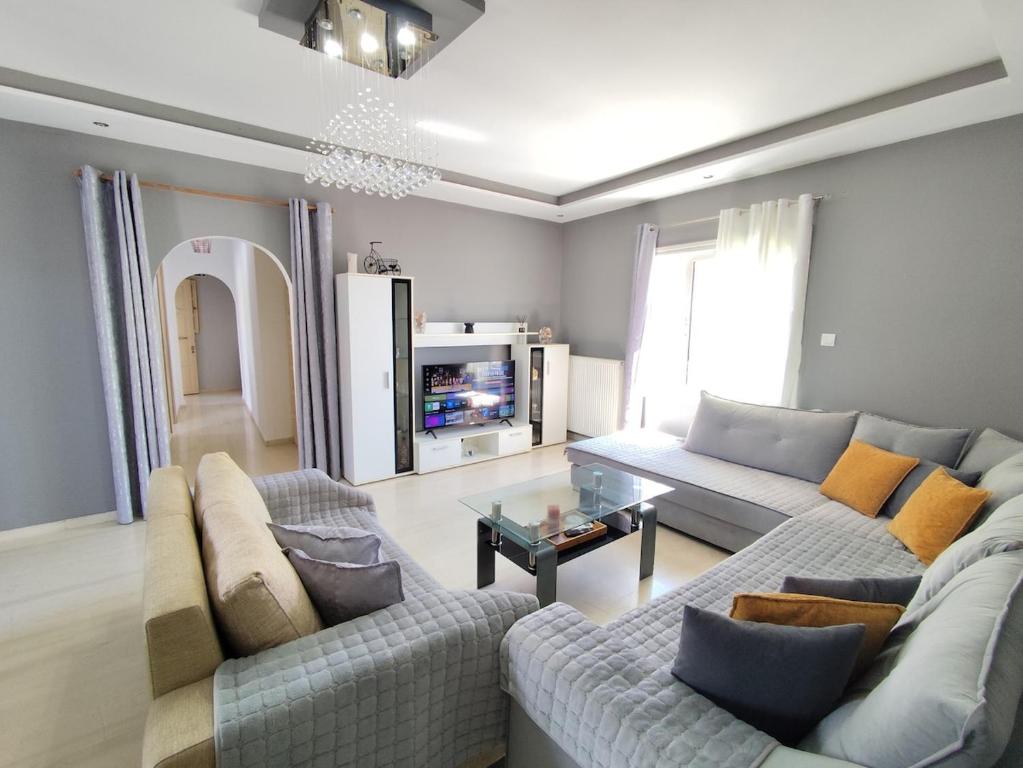 Bright & spacious apartment with Pelion view - 5' from Volos center