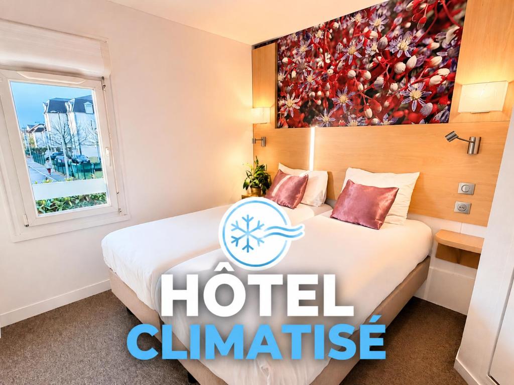 a hotel climate logo in a room with a bed at Fasthotel Orleans Zénith in Orléans