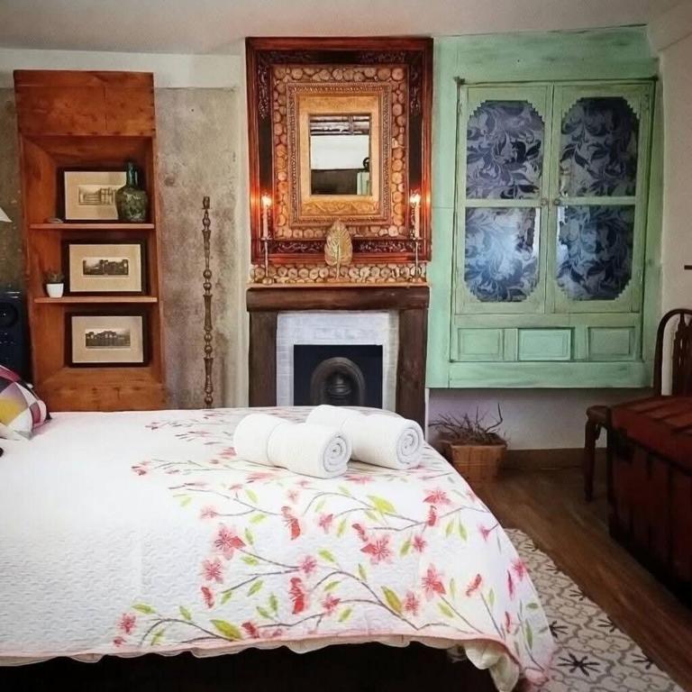 a bedroom with a bed with two towels on it at Casa rural en Buendía -la Galera con 4 dormitorios in Buendía