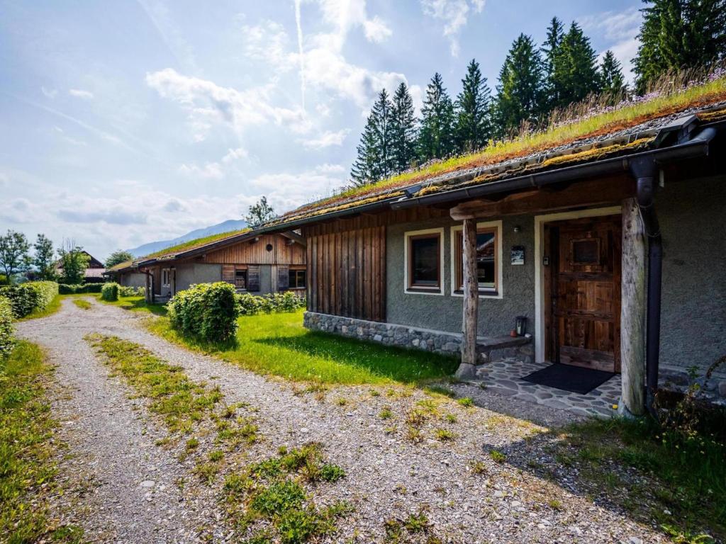 a house with a grass roof on a gravel road at Grasine 58 in Lake Pressegg