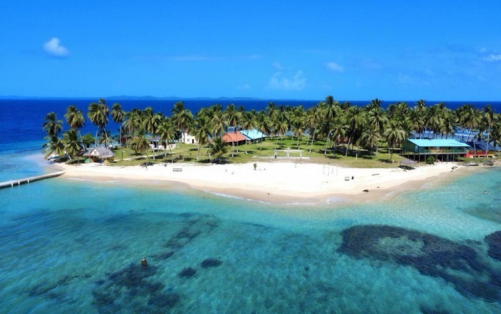 an aerial view of an island in the ocean at San blas Habitacion con comida incluida Icodub in Achoertupo