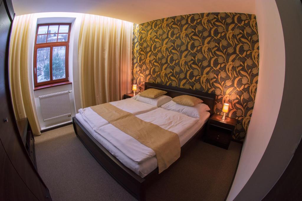 Postel nebo postele na pokoji v ubytování Hotel Slunný Dvůr