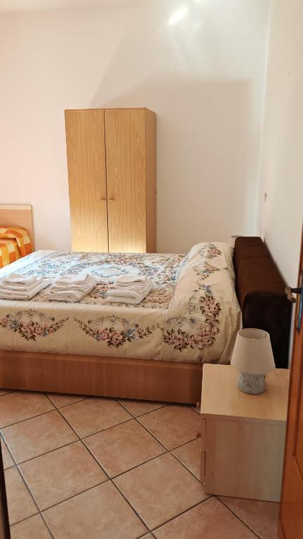 a bedroom with a bed with a wooden headboard at Casa Vanda in Orte
