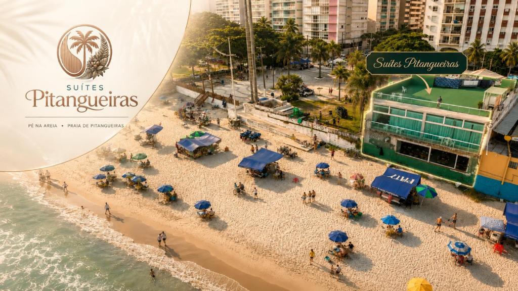 an overhead view of a beach with umbrellas at Suítes Pitangueiras - POUSADA FRENTE MAR in Guarujá