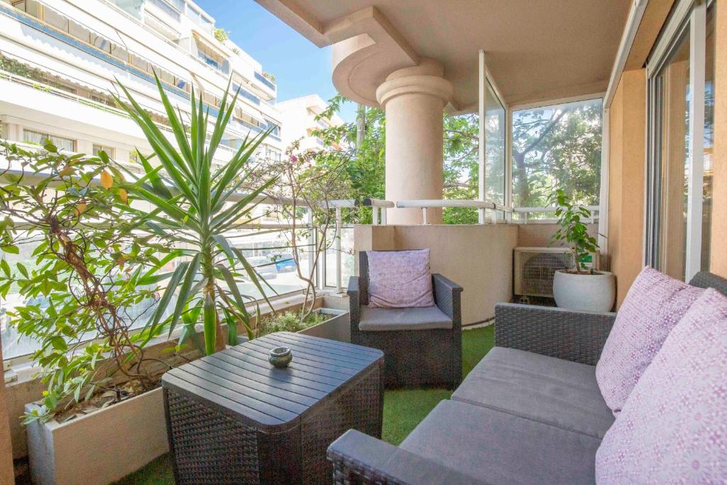 Palm Beach 3 BDR apartment with terrasse & parking close beaches