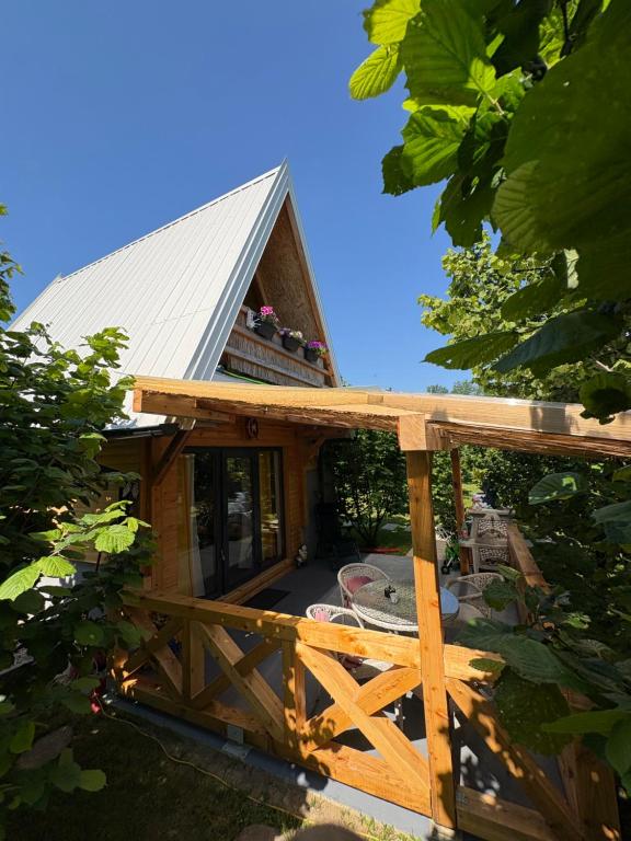 ein Haus mit Veranda und Holzzaun in der Unterkunft Vikendica Harbaš in Cazin