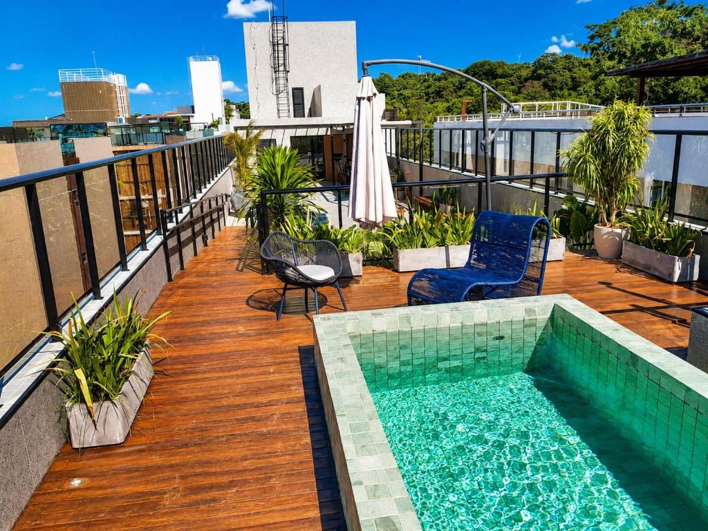 a balcony with a swimming pool on top of a building at Aurea Baulten by 123Quarto in Tambaú