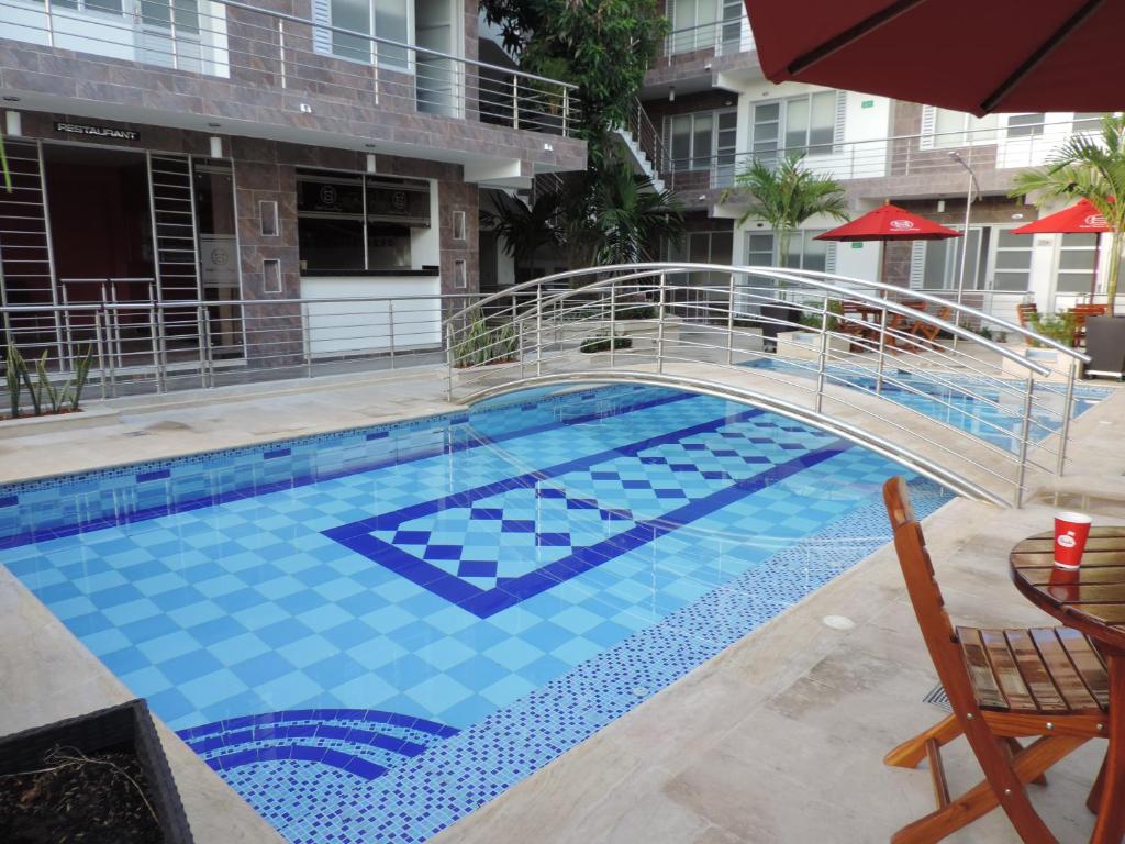 un puente sobre una piscina en un edificio en Hotel Único Plaza, en Villavicencio