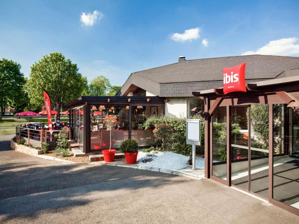 a shop with a bus sign on the front of it at ibis Senlis in Senlis