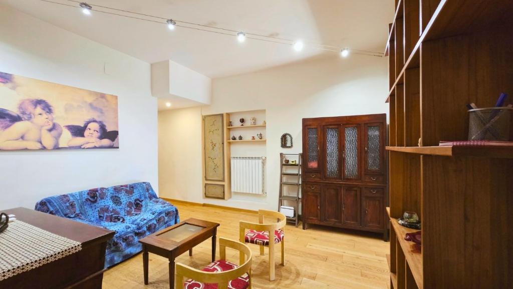 Central & Spacious 2BR Apt near San Lorenzo Market