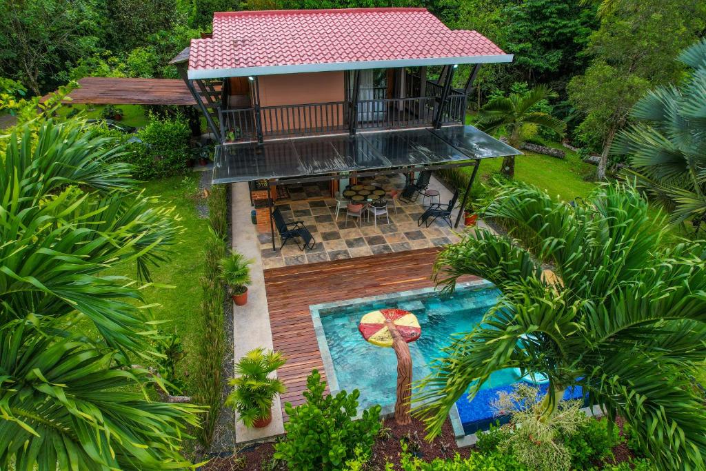 an aerial view of a house with a swimming pool at Hotel Ecopaisajes- Lake-Premier-Resort in Santa Rita