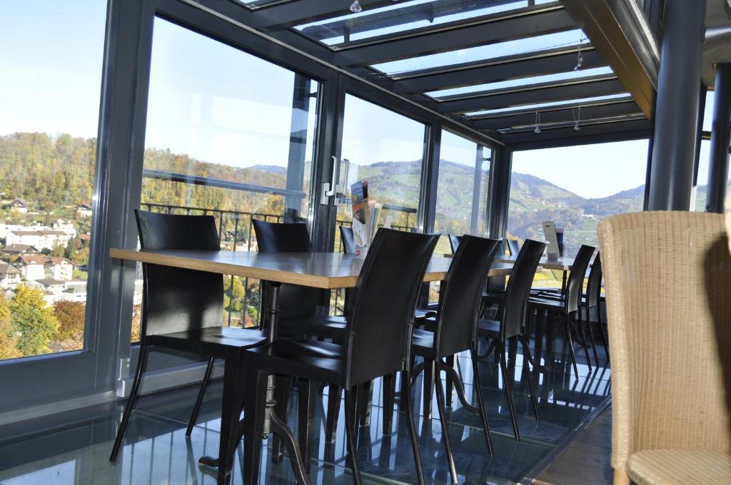 Nespecifikovaný výhled na hory nebo výhled na hory při pohledu z hotelu